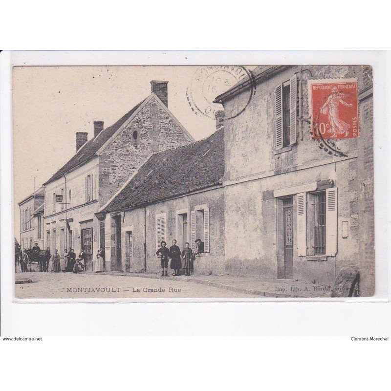 MONTJAVOULT: la grande rue