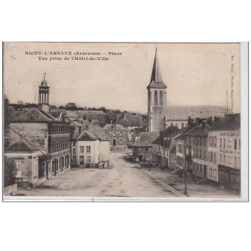 SIGNY L'ABBAYE : place - vue prise de hôtel de ville - très bon état