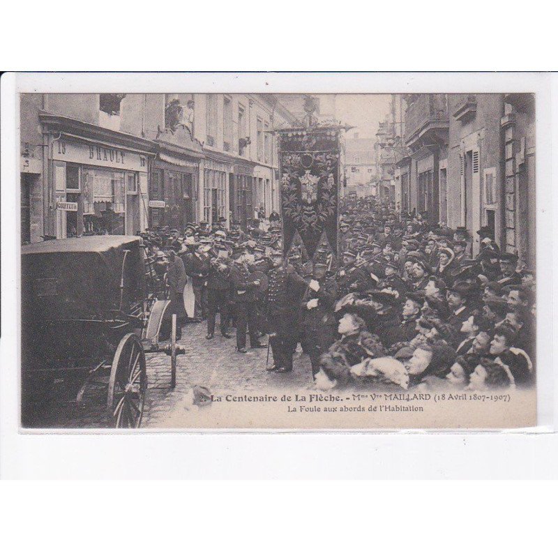 LA FLECHE: la centenaire, Mme. Maillard, la foule aux abords de l'habitation, cariolle - très bon état
