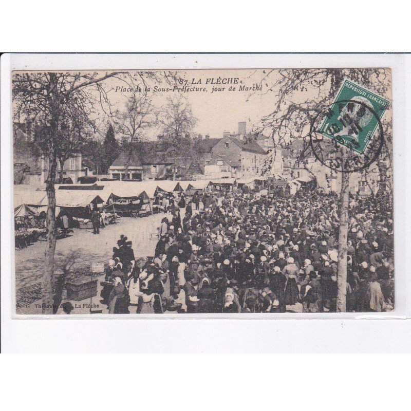 LA FLECHE: place de la sous-préfecture, jour de marché - très bon état