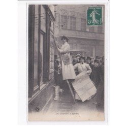 PARIS: les colleuses d'affiches - état