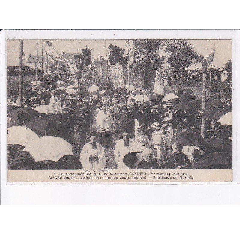 LANMEUR: couronnement de N.D. de kernitron, 1909 arrivée des processions au champ du couronnement - état