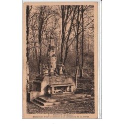 NEUVIZY : monument érigé à l'endroit de la découverte de la statue - très bon état