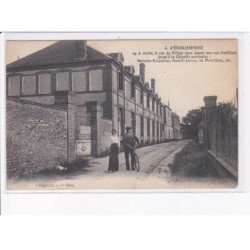 ORGEVILLE: l'établissement à droite, la rue du village nous donne une vue d'enfilade - très bon état