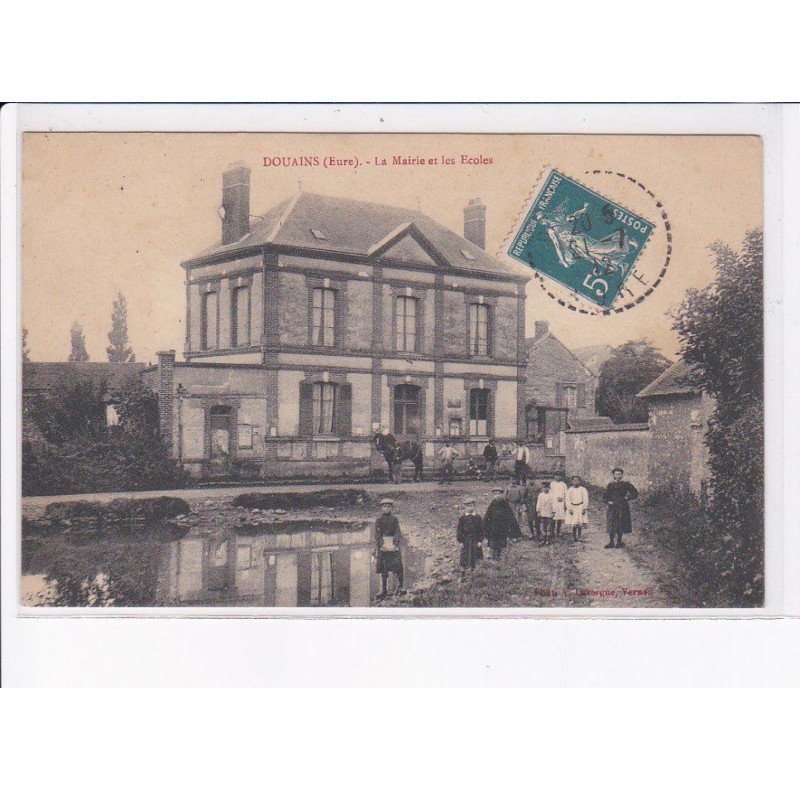 DOUAINS: la mairie et les écoles - très bon état
