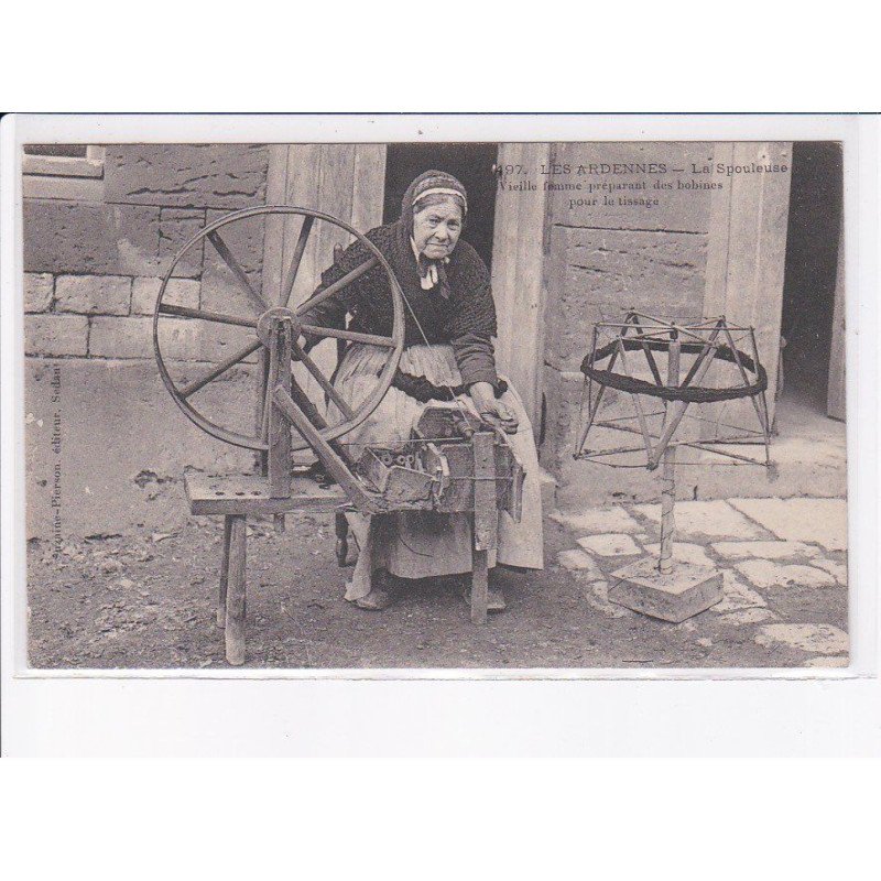 ARDENNES: la spouleuse, vieille femme préparant les bobinnes pour le tissage - très bon état