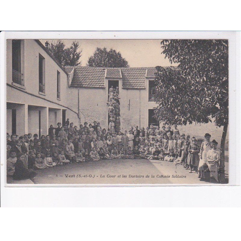VERT: la cour et les dortoirs de la colonie scolaire - très bon état