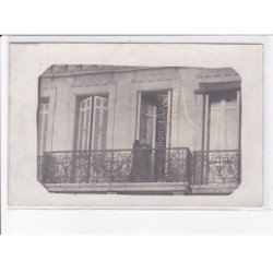 BORDEAUX: femme au balcon - très bon état