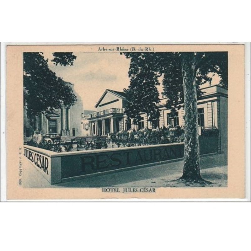 ARLES SUR RHONE : hôtel Jules César - très bon état