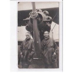 AVIATION: personnages devant hélice d'avion - état