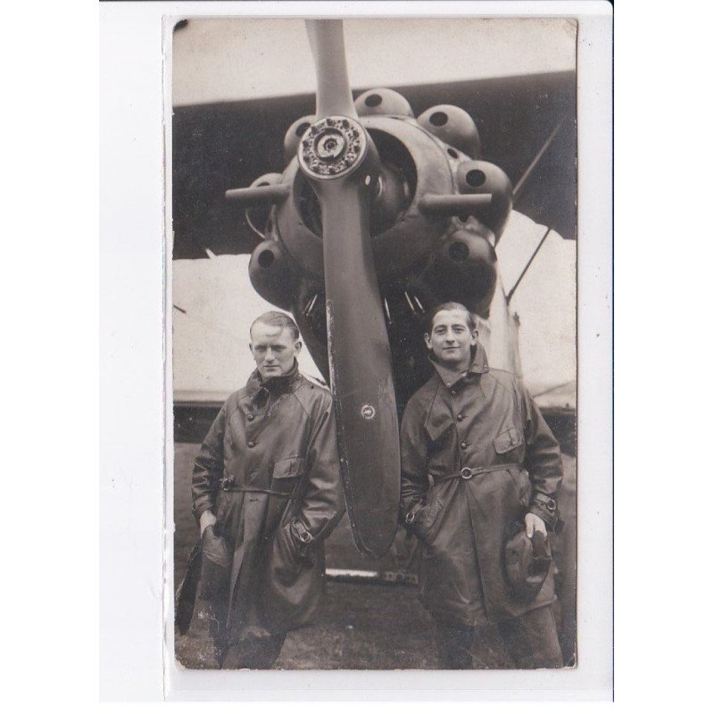 AVIATION: personnages devant hélice d'avion - état