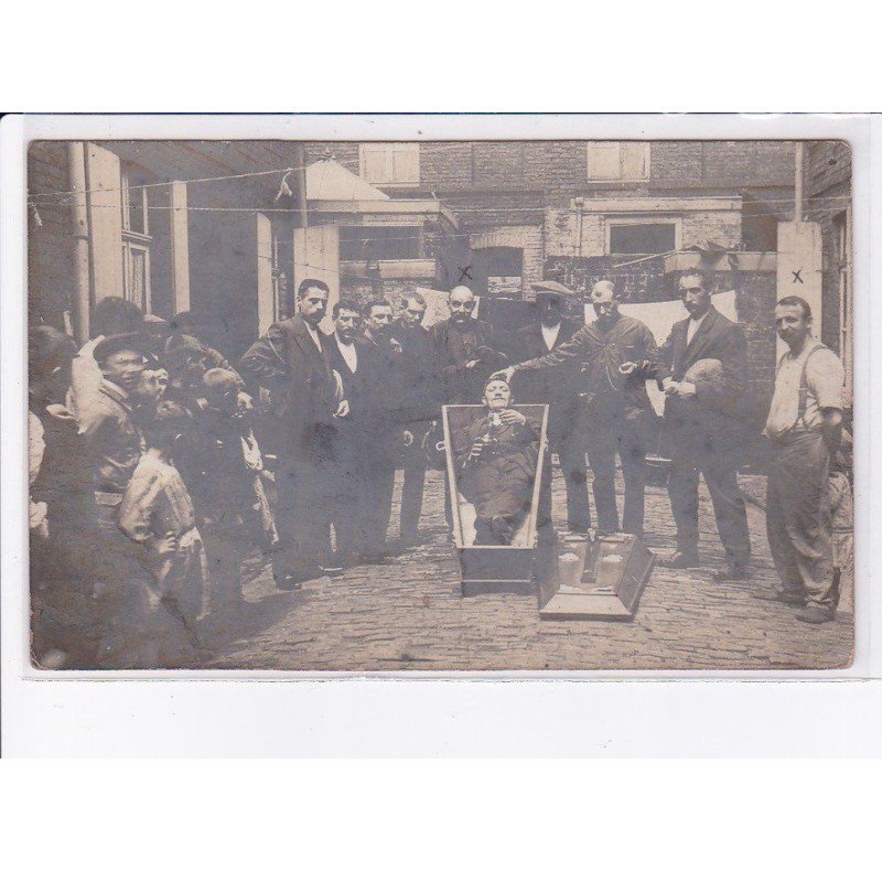 ROUBAIX: scene original - rue jules guesde (surrealisme - tisserand - cerceuil - mort ) - très bon état