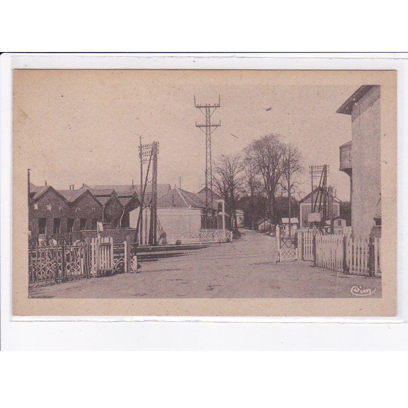 AUVILLERS-les-FORGES: passage à niveau et usines devin - très bon état