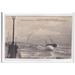 SABLES-D'OLONNE : pendant le raz-de-marée, naufrage d'un dundee sur les rochers du phare rouge - tres bon etat