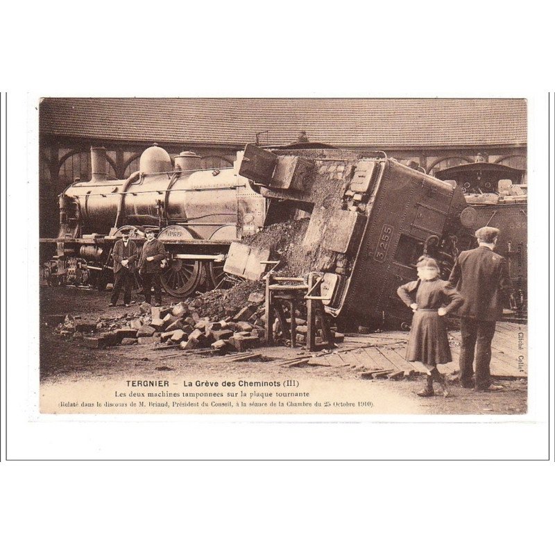 AISNE - TERGNIER - Grève des Cheminots - les deux machines tamponnées sur la plaque tournante - très bon état
