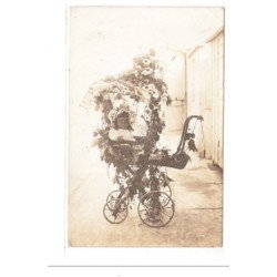 LANGRUNE - CARTE PHOTO - Fillette dans son landeau fleuri - état