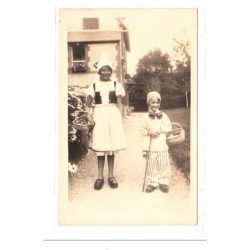 VILLERVILLE - CARTE PHOTO - Deux enfants en costume régional 1929 - très bon état