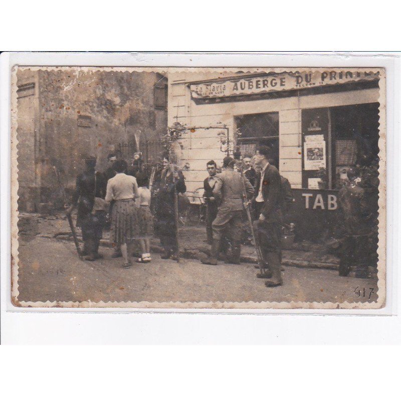 GUERARD: personnages devant auberge du (?), tabac - état
