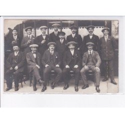 NANTES: carte photo, un groupe d'hommes - état