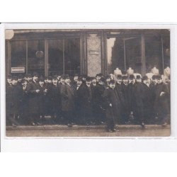 FRANCE: à localiser, carte photo, homme à chapeau devant boutique - très bon état