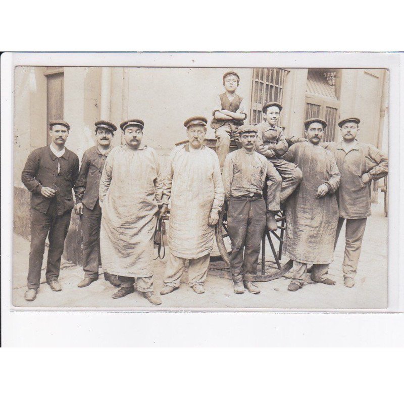 FRANCE: à localiser, carte photo, un groupe d'homme - très bon état