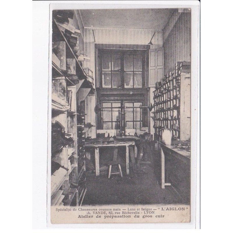 LYON: spécialité de chaussures cousues main, luxe et fatigue "l'aiglon" atelier préparation du gros cuir - état