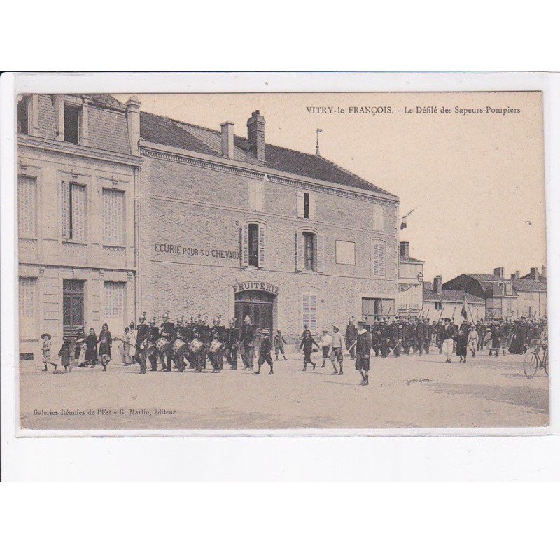 VITRY-le-FRANCOIS: le défilé des sapeurs-pompiers - très bon état