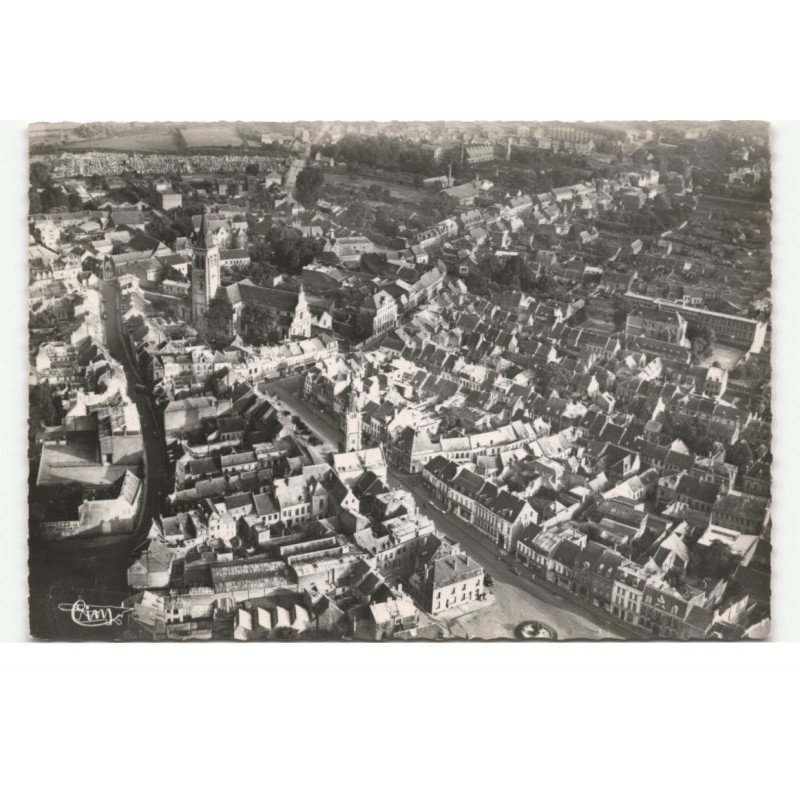 LE CATEAU: le beffroi et l'église vue aérienne 10X15 - très bon état