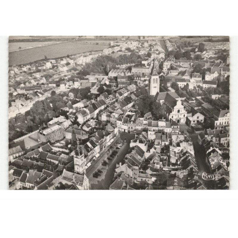 LE CATEAU: la grand'place et l'église vue aérienne 10X15 - très bon état
