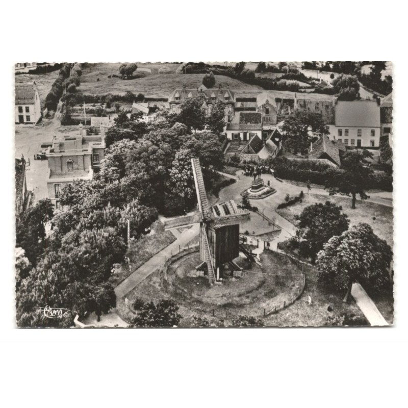 MONT-CASSEL: le moulin et la statue du maréchal foch vue aérienne 10X15 - état