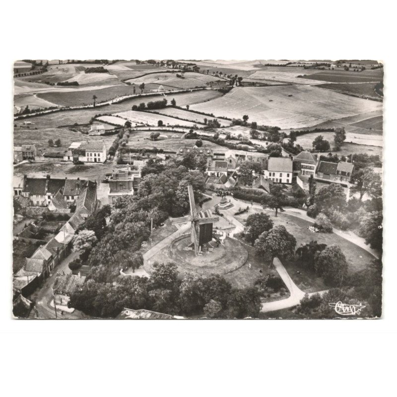 MONT-CASSEL: le moulin et la statue du maréchal foch vue aérienne 10X15 - état