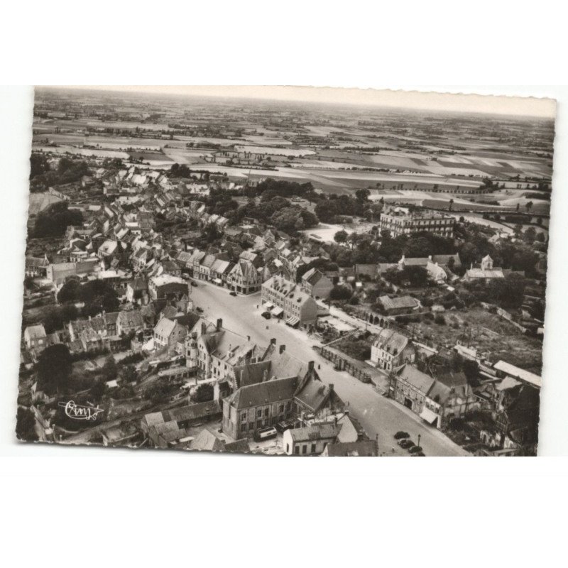 MONT-CASSEL: vue panoramique, un coin de la grande place vue aérienne 10X15 - état