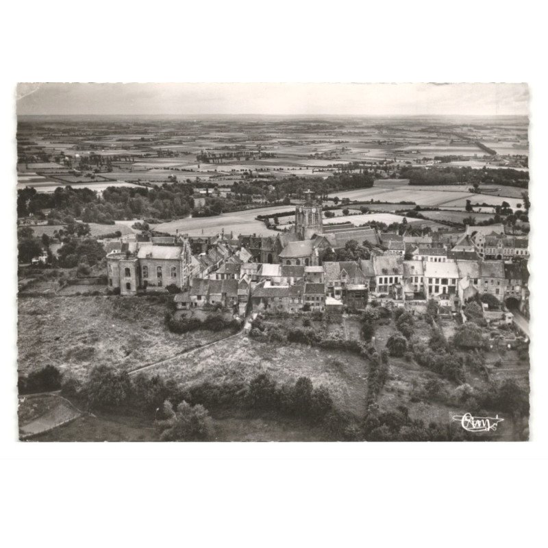 MONT-CASSEL: l'église vue aérienne 10X15 - état