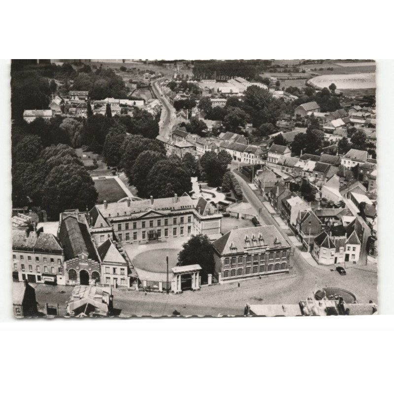 LE CATEAU: palais fenelon et jardin dessiné vers 1620 par Le Nôtre vue aérienne 10X15 - très bon état