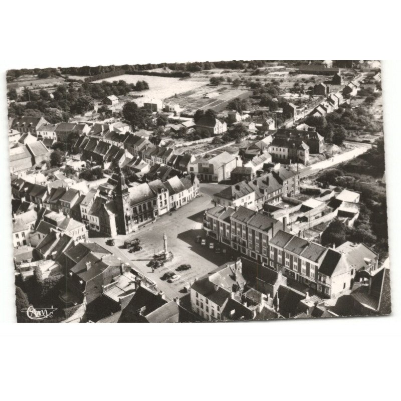 BAVAY: la grand place, l'hôtel de ville la colonne brunnehaut vue aérienne 10X15 - tres bon etat