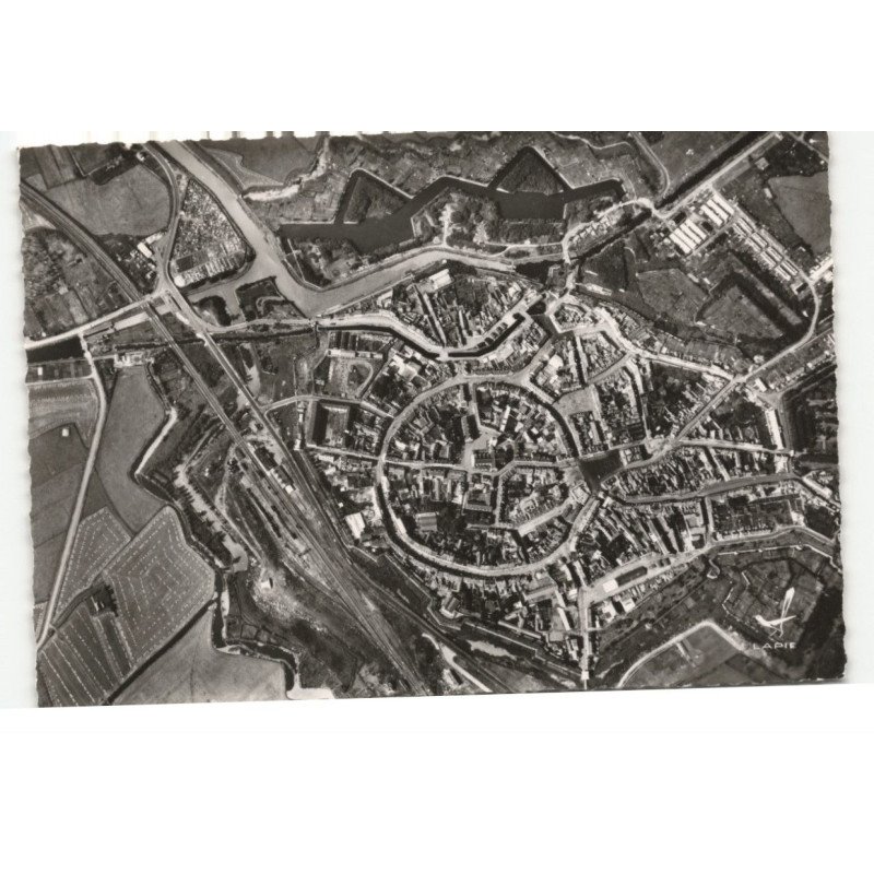 BERGUES: vue aérienne 10X15 - tres bon etat