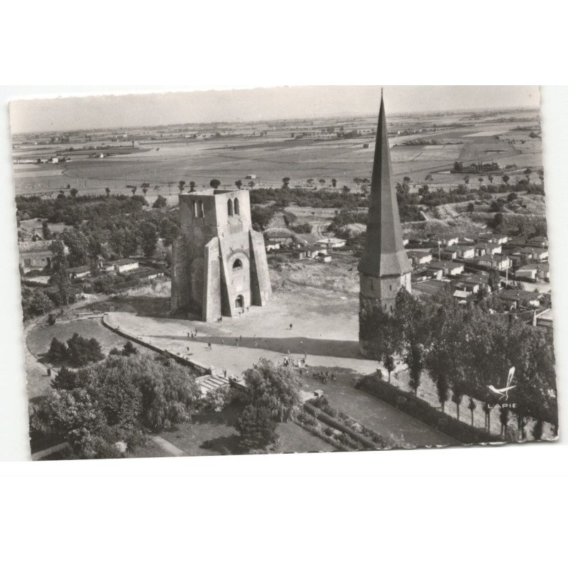 BERGUES: les tours de l'ancienne abbaye de saint-winoc vue aérienne 10X15 - tres bon etat