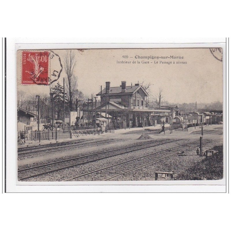 CHAMPIGNY-sur-MARNE : intérieur de la gare, le passage a niveau - tres bon etat