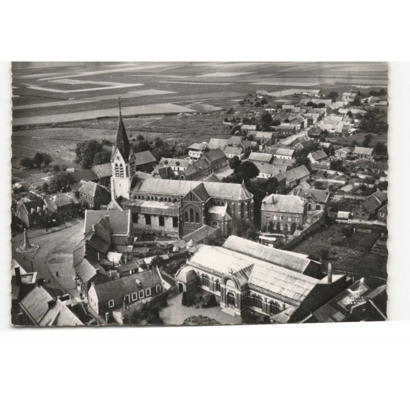 AVESNES-les-AUBERT: l'église et la salle des fêtes vue aérienne 10X15 - très bon etat