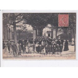 PARIS: 75012 manufacture de tabac, la sortie, vélo - état