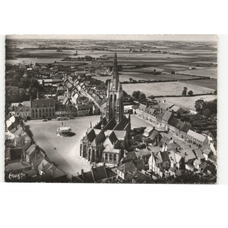 HONDSCHOOTE: l'église et l'hôtel de ville vue aérienne 11X15 - très bon état