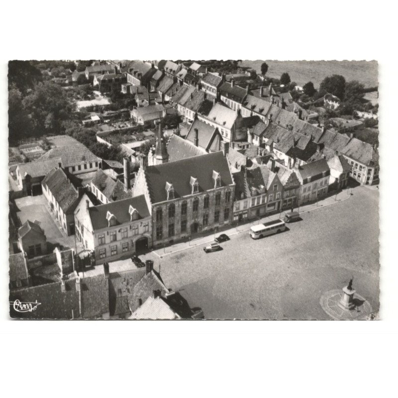 HONDSCHOOTE: l'église et l'hôtel de ville vue aérienne 11X15 - très bon état