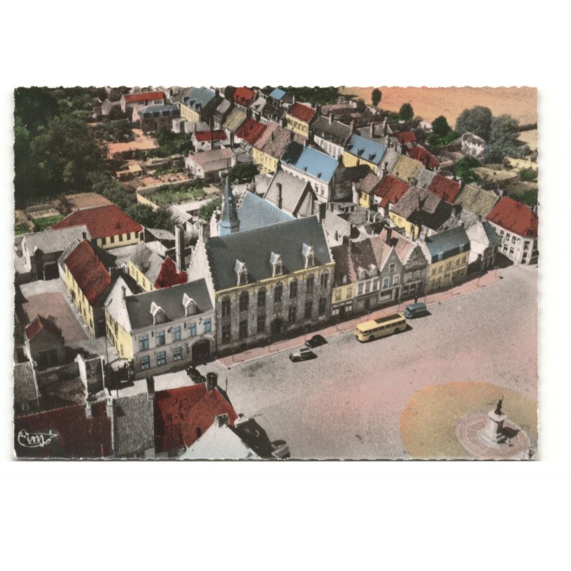 HONDSCHOOTE: l'église et l'hôtel de ville vue aérienne 11X15 - très bon état