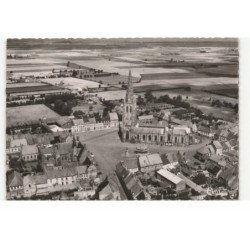 HONDSCHOOTE: place du générale de gaulle et l'églse vue aérienne 11X15 - très bon état