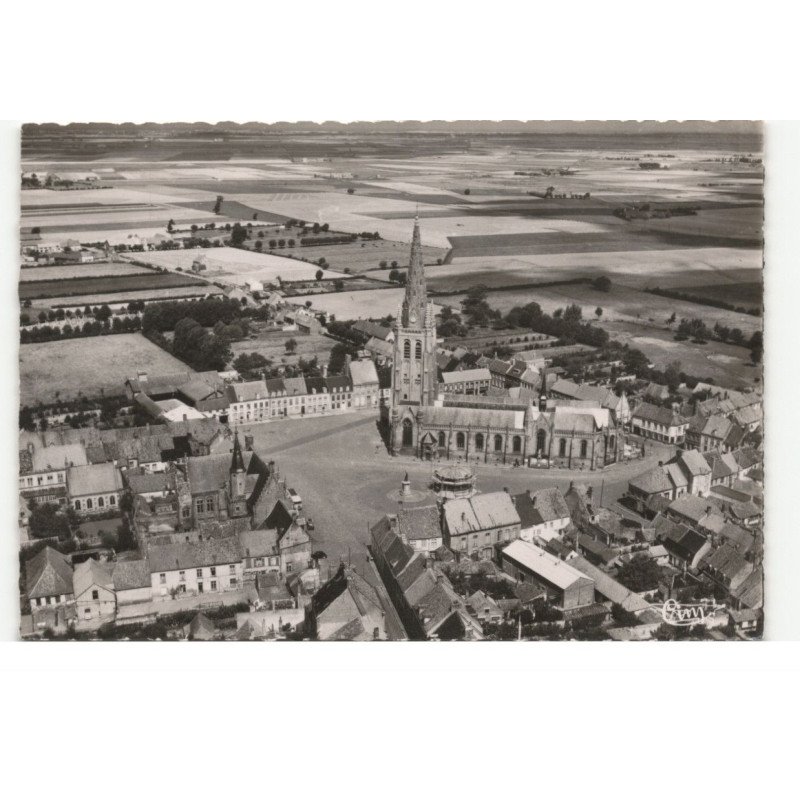 HONDSCHOOTE: place du générale de gaulle et l'églse vue aérienne 11X15 - très bon état
