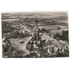 HONDSCHOOTE: l'église et l'hôtel de ville vue aérienne 11X15 - très bon état