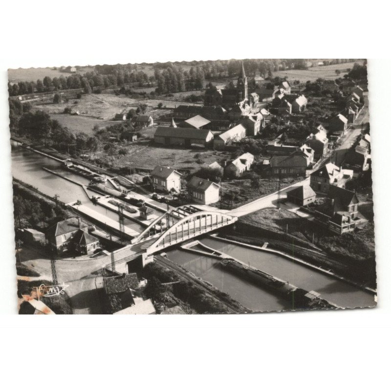 HONNECOURT-sur-ESCAUT: la rue principale vue aérienne 11X15 - très bon état