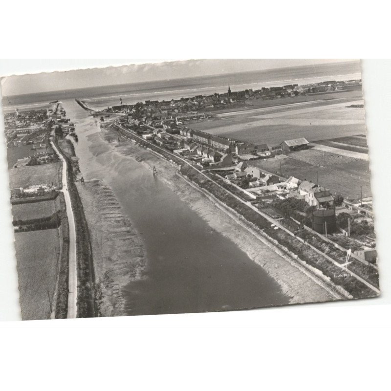 GRAND-FORT-PHILIPPE et PETIT-FORT-PHILIPPE: le chenal et les jetées vue aérienne 10X15 - très bon état