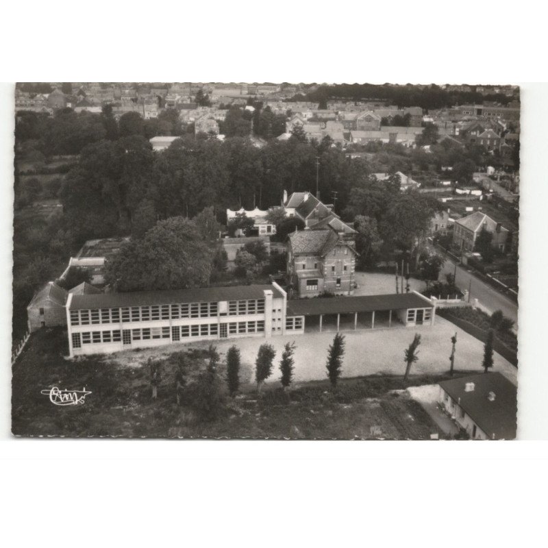 FOURMIES: le nouveau groupe scolaire du centre vue aérienne 10X15 - très bon état