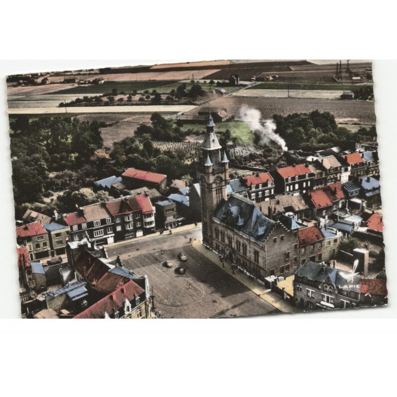 ESTAIRES: l'hôtel de ville et la grand'place vue aérienne 10X15 - très bon état